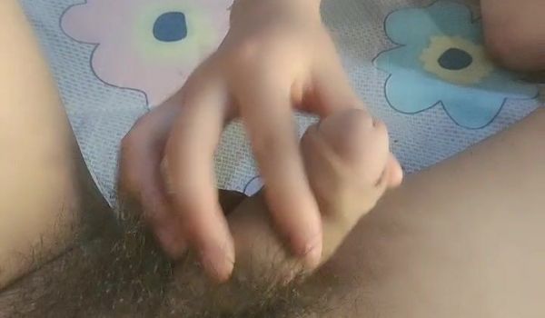 乖乖的大奶少女给大哥撸起大鸡巴挨草，无套插入骚穴