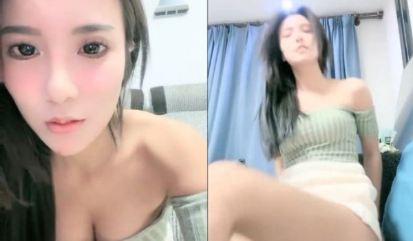 大眼睛网红美女！撩起短裙展示美腿！外表甜美骚的很