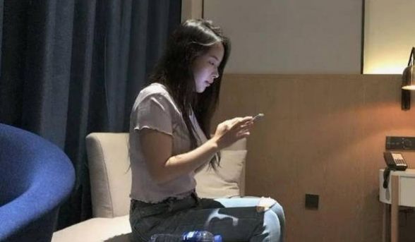 极品气质御姐 贴身衬衣修身牛仔裤特别显身材啊 高