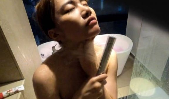 全方位无死角偸拍学生公寓卫生间安装针孔 漂亮炮弹