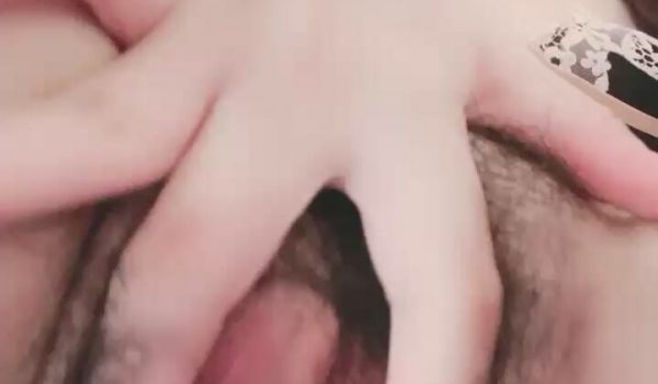 逼毛浓厚的黑丝少妇，露脸颜值不错镜头前的诱惑，揉