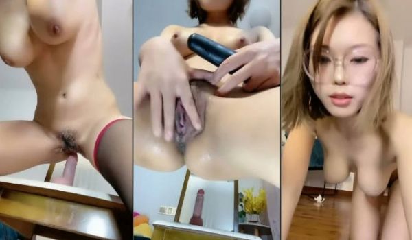 极度风骚眼镜妹！性感白色小背心！一对大奶子，假屌