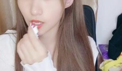 清纯小美女露脸白丝情趣在狼友的调教下脱光诱惑狼友