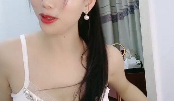 性感红唇美女！说话温柔极度诱惑！吊带黑丝扭腰摆臀