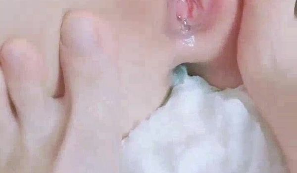 百合姐妹花小受撅着屁股让大姐玩弄，吃奶玩逼道具抽