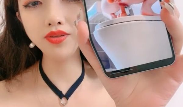 发骚的御姐小少妇全程露脸跟狼友互动撩骚，分享手机