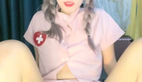 麻花辫网红美女！无毛粉穴炮机自慰！跳蛋塞入骚逼，