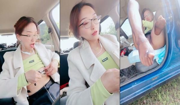 淫荡眼镜骚熟女！驾车户外自慰！开档黑丝肥逼，夹子
