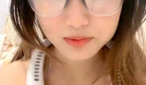 清纯系天花板！18尤物美少女！甜美卡哇伊，黑框眼