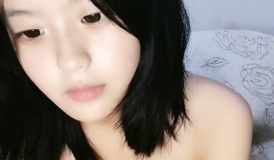 新来的学妹，甜美可爱颜值高，深夜诱惑狼友，小奶子