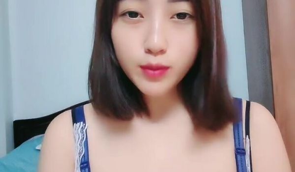 花臂女仆露脸白丝小骚逼镜头前的诱惑，淫声荡语互动