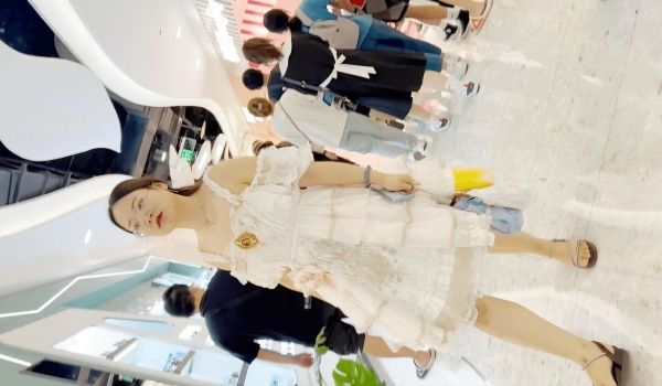 商城狂跟穿洛丽塔透明内闷骚眼镜妹,清晰可见的穴缝
