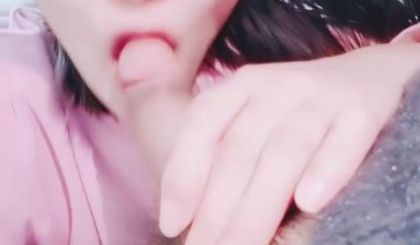 眼镜骚货小熟女露脸卫生间口交，打情骂俏，后入操逼