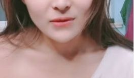 温柔的小少妇露脸深夜撩骚互动狼友，脱了衬衫就开始