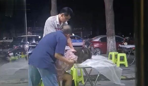 热心市民偷拍湖北街头捡尸事件大爷和中年眼镜男路边