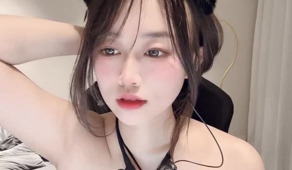 甜美网红脸，黑丝白皙大长腿，跳蛋自慰，撕烂丝袜 