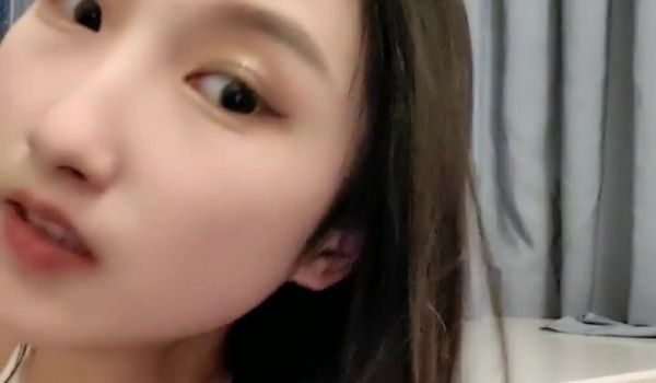 重庆校花学妹【一只小胖猪】，首次约啪男主~无套内