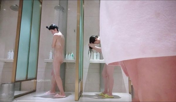 澡堂子偷窥一个人洗澡阴毛浓郁的眼镜少妇