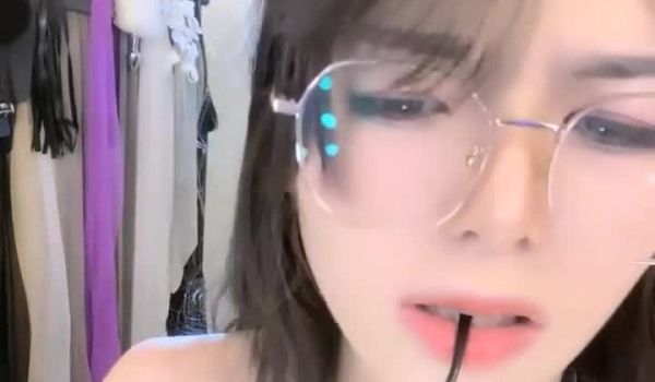 极品尤物眼镜女神！小尺度诱惑秀！口塞乳夹，舔弄深