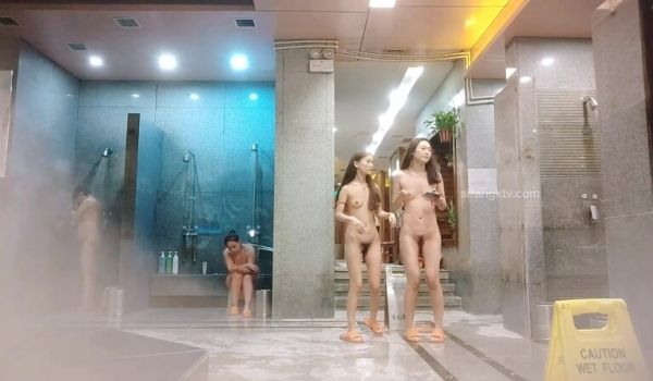 高档洗浴中心偷窥多位泡澡的少妇白花花的一片