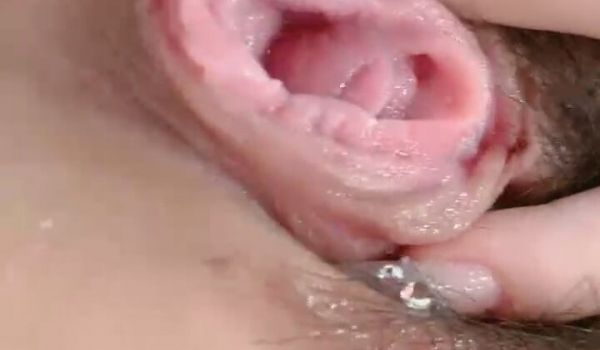 肤白貌美极品小妞露脸浴室洗白白诱惑狼友，到床上揉
