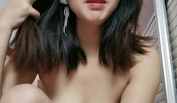 比较有味道的骚妹子，全程露脸发骚，听狼友指挥精彩