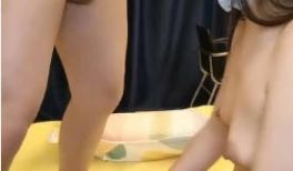 诱人的黑丝小骚骚让大哥宾馆调教，听狼友指挥口交大