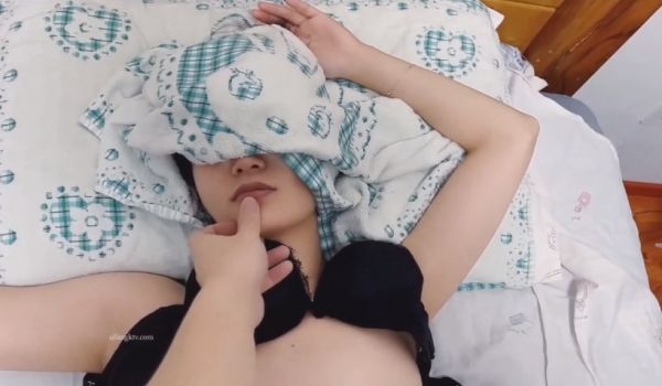 下药迷翻漂亮的美女同事带回酒店把她操醒竟然主动求