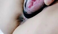 兄弟们快来看，肥逼大屁股随便玩，给逼逼拔罐子把她
