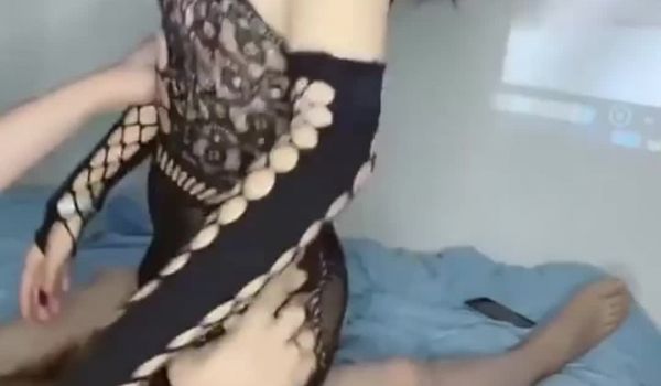 漂亮黑丝人妻边操边看自己啪啪视频太骚了