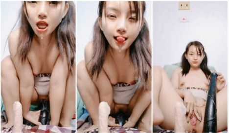 毛都没有的小骚货露脸大秀，玩的真嗨啊，自己整了个