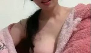 疯狂推荐邻家女神下海揉穴自慰！我先射了，这奶子真