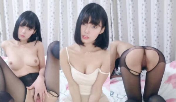 清纯尤物短发美少女！一脸呆萌难得大秀！开档黑丝多