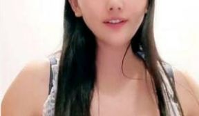童颜巨乳丝袜女仆装诱惑极品妹子，笑起来好甜跟狼友