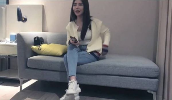 高颜大奶小姐姐 你这个怎么这么大吖 这个吊简直吊
