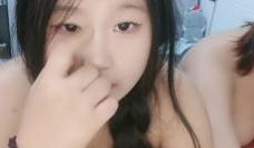 骚姐姐带两个好妹妹一起直播大秀，全程露脸给渣男舔