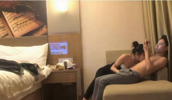 漂亮小姐姐 然后呢我要怎么样 我腿麻了 身材苗条