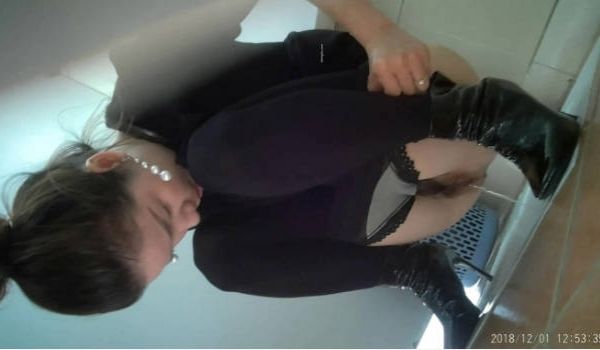 单位女厕全景偷拍美女同事的极品美鲍光线不够手电来