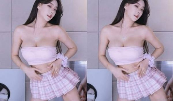 性感红唇尤物美女！近期下海一对豪乳！性感内衣黑丝