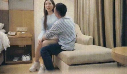 漂亮小姐姐 受不了我下面的逼趴了 爽吗逼 不爽疼