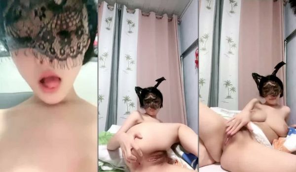 床上的大奶尤物宝贝的诱惑，跟狼友互动撩骚听指挥，