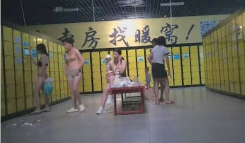 水上乐园更衣淋浴室四处移动偷拍几个洗澡的苗条学妹