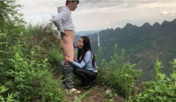 约泡人妻在这种风景如画的山头上做爱 也是一种不一