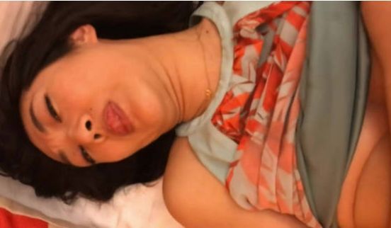 高颜值轻熟女少妇，被大屌艹得爽翻天挣扎淫叫不停，