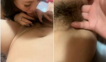 褕情良家小少妇,哺育过孩子的奶子有点下垂了,女上