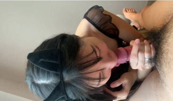 周末和美女同事酒店开房换上情趣黑丝直接把她操到直
