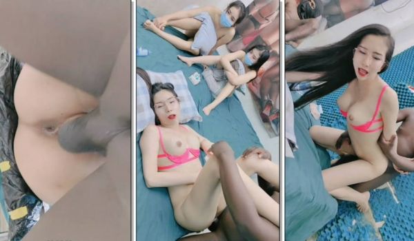 小美女给大老黑舔弄大驴鸡巴是种什么体验，国际交流