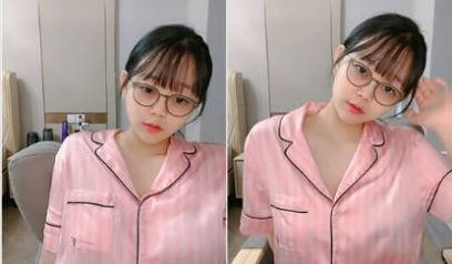 清纯系眼镜乖乖女低调回归,肥美大屁股依旧难顶,双