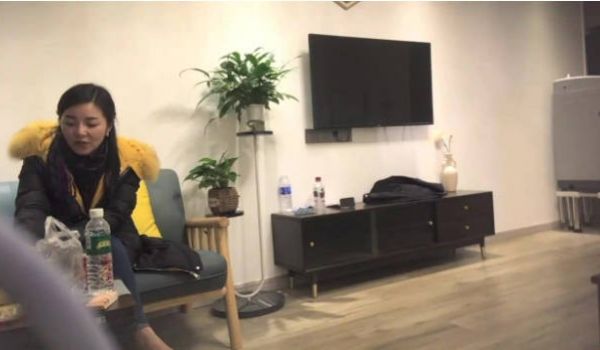 高颜轻熟女 你想干嘛你手机呢 手机在充电 身材苗