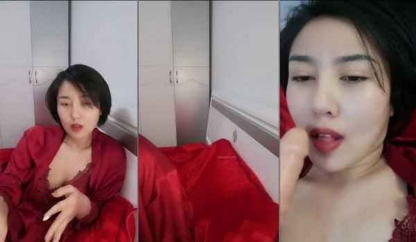 新娘中途打电话聊骚聊完受不了就开始自慰，这么淫荡